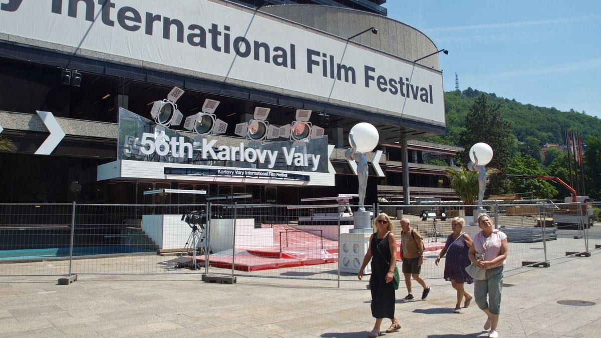 Karlovy Vary letos uvedou dvě stě filmů